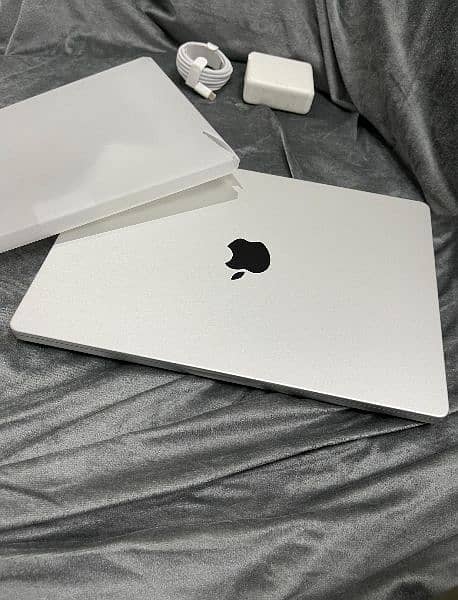 Apple MacBook Pro M2 Max 100% genuine condition

                                                            alt=