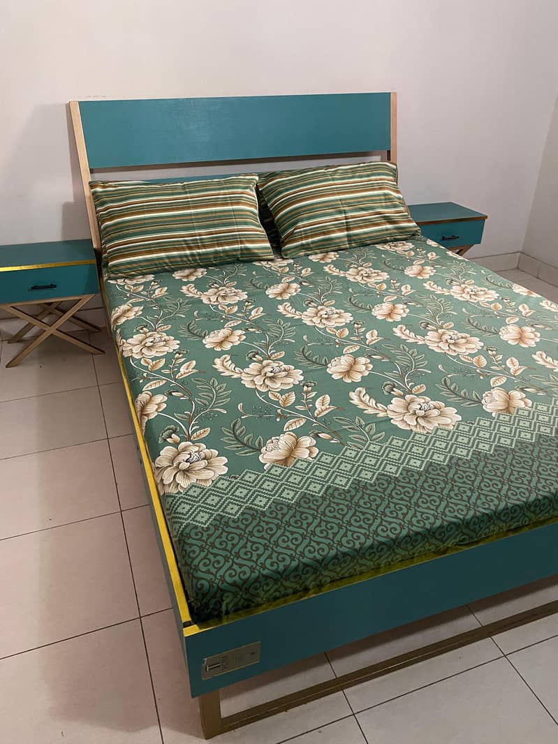 Alnoot tactile sheet and metal structure queen size bed sides tabel

                                                            alt=