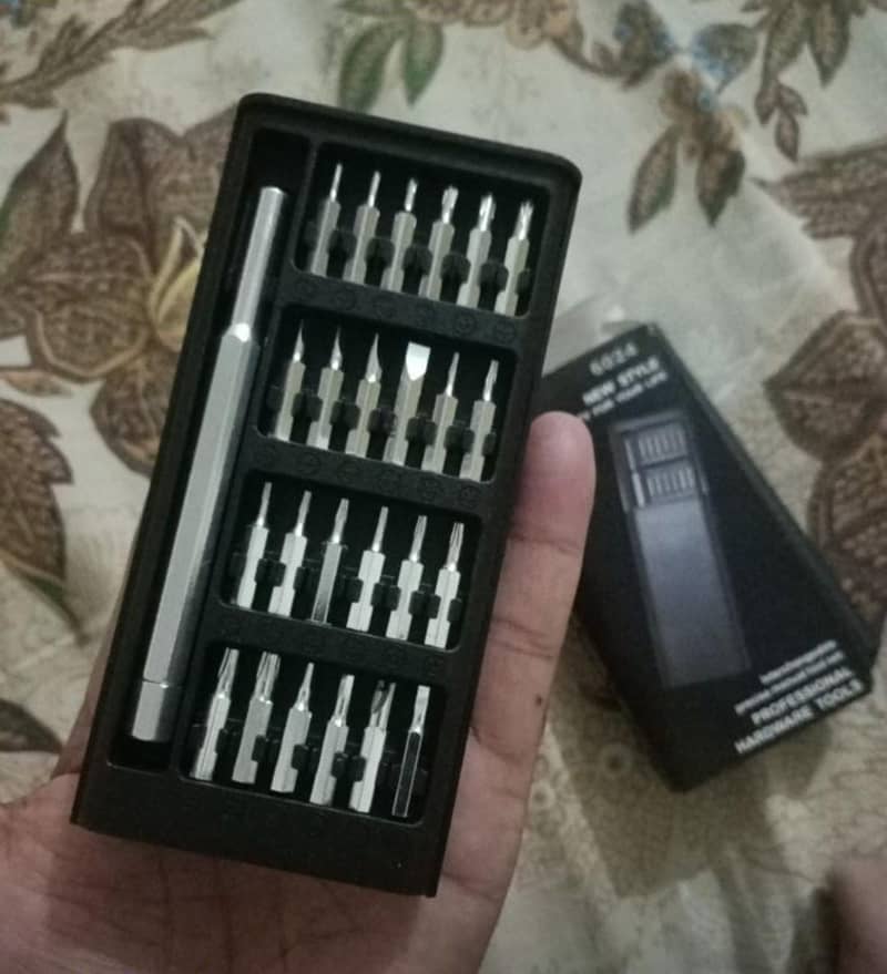 Premium 24-in-1 Precision Screwdriver Set – Rs. 1300

                                                            alt=