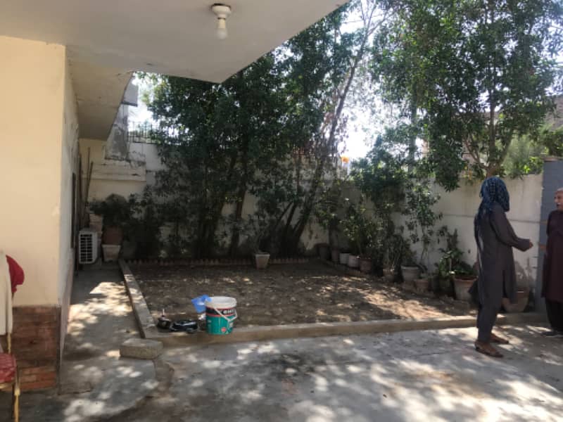 Demolish Condition Bungalow Available On Plot Price DHA Phase 4

                                                            alt=