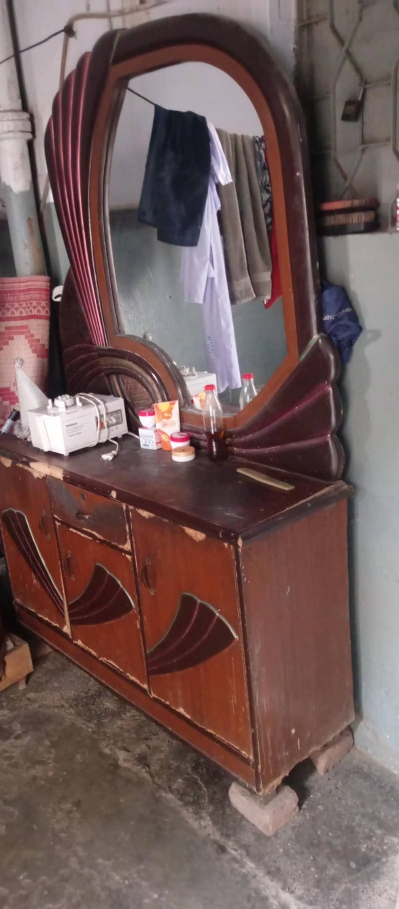 showcase and dressing table

                                                            alt=