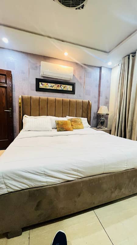 1 Bedroom Vip apartment available on daily basis in bahria town LHR

                                                            alt=
