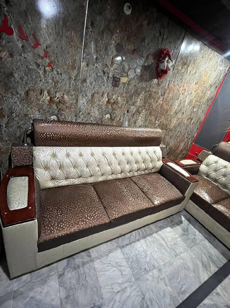 Urgent Sale Luxury 6 Seater Sofa Set

                                                            alt=