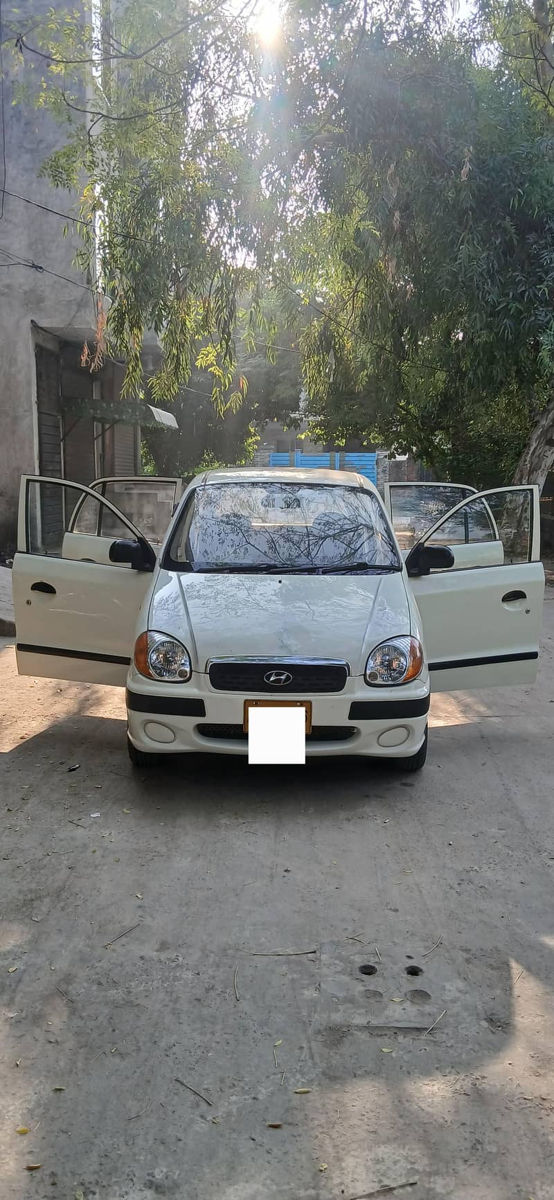 Hyundai Santro Club 2004 , total genuine.

                                                            alt=