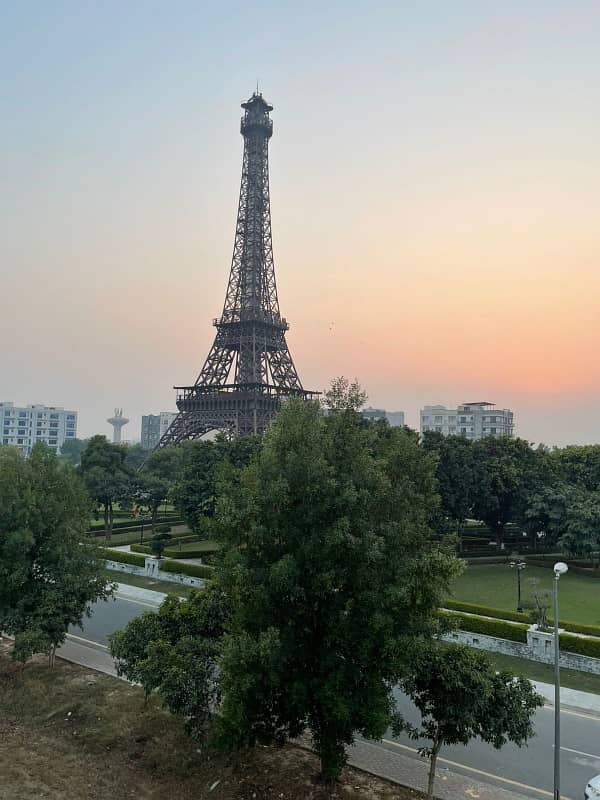 Per day Facing Eiffel tower view Luxury studio apartment

                                                            alt=