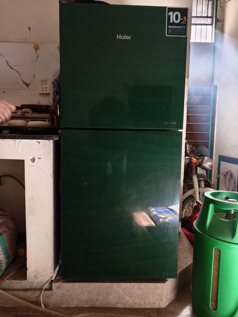 Haier HRF-216 E-Star Refrigerator – Green Glass Door

                                                            alt=