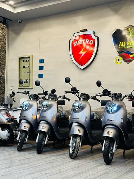 SCOOTER SCOOTY ALI KHAN AUTO COMPANY EVEE METRO YADEA RAMZA CROWN ROAD

                                                            alt=