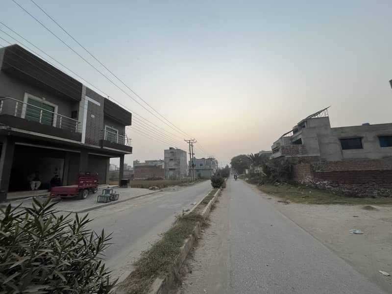 4 Marla house double story. Demand 95 lack. Final 88 lack. Location main ferozepur road kahna stop Lahore.

                                                            alt=