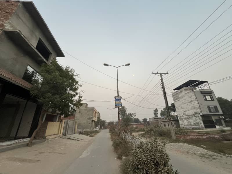 4 Marla house double story. Demand 95 lack. Final 88 lack. Location main ferozepur road kahna stop Lahore.

                                                            alt=