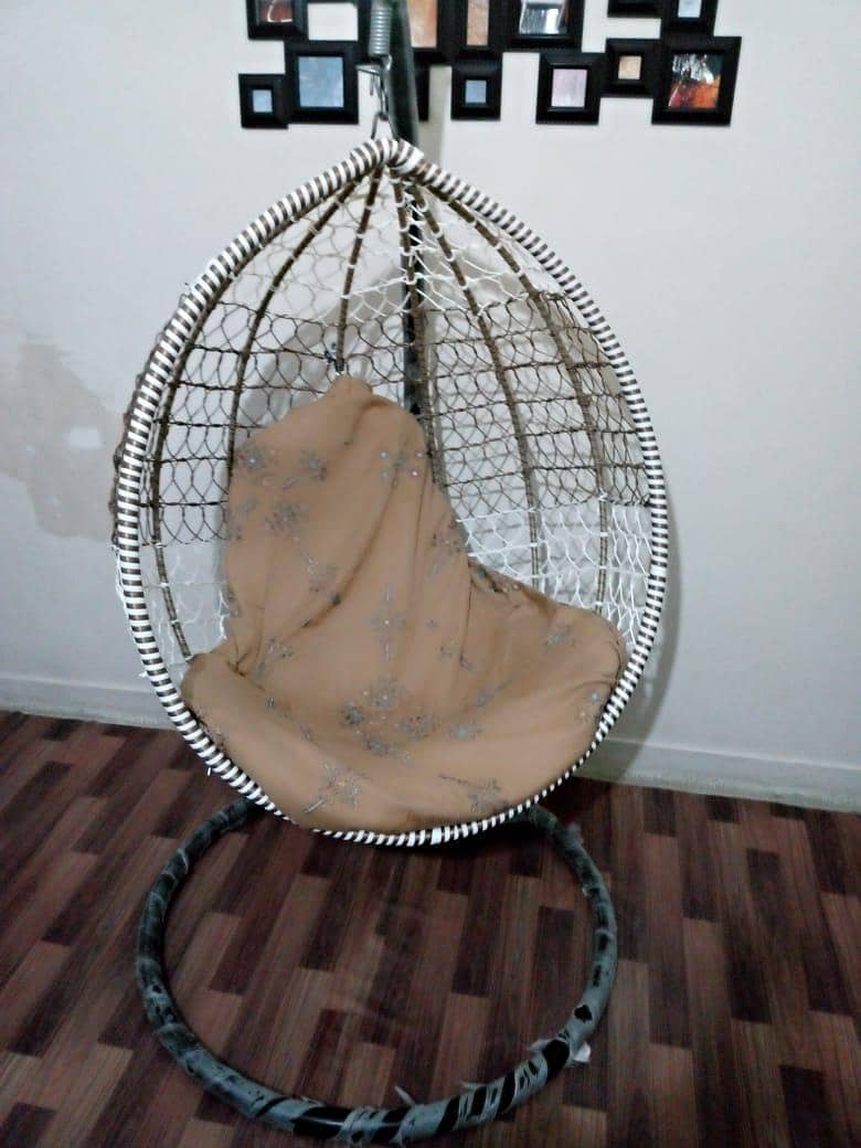 I Am Selling My Luxurious Hanging Swing Chair (Pee Jhoola)

                                                            alt=