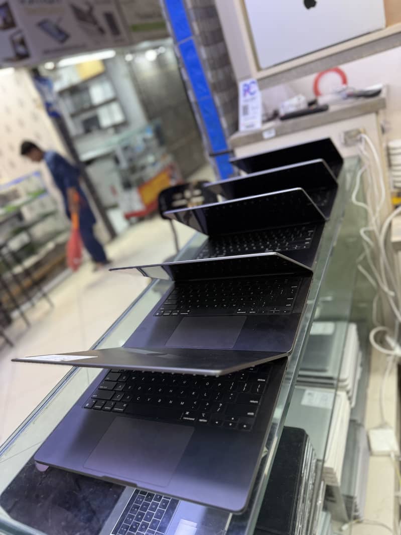 Apple Macbook Pro 2023 M3 Pro | 18GB | 512GB | 14.2"

                                                            alt=