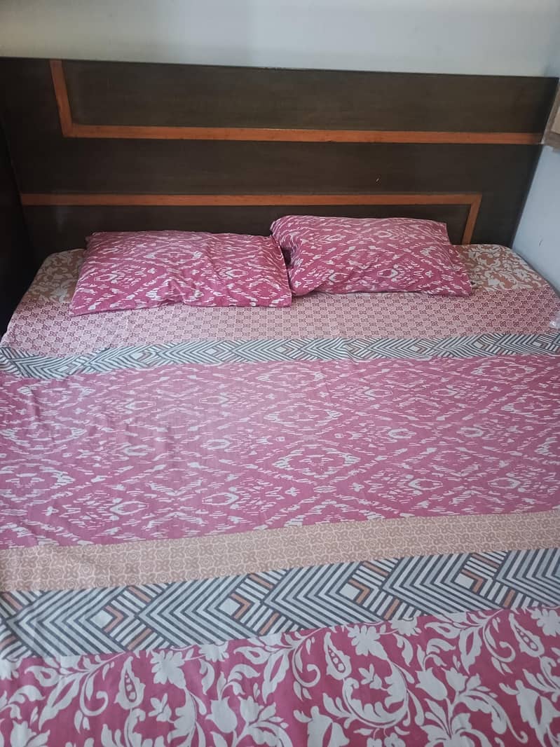 Bed And full furniture

                                                            alt=