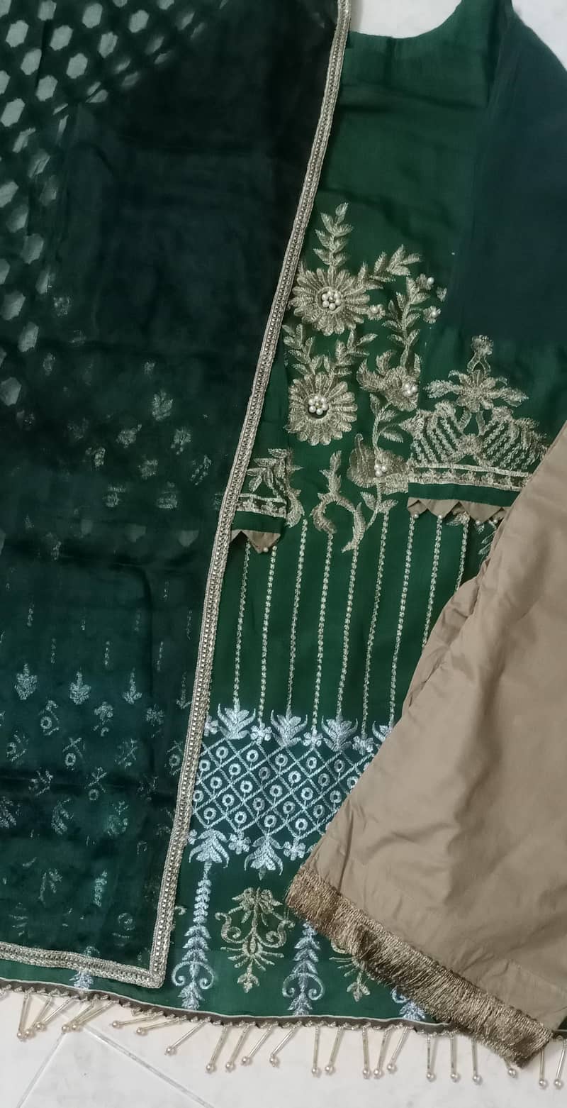 3 piece stitched suit ( buy 2 suit = 3000rs only )

                                                            alt=