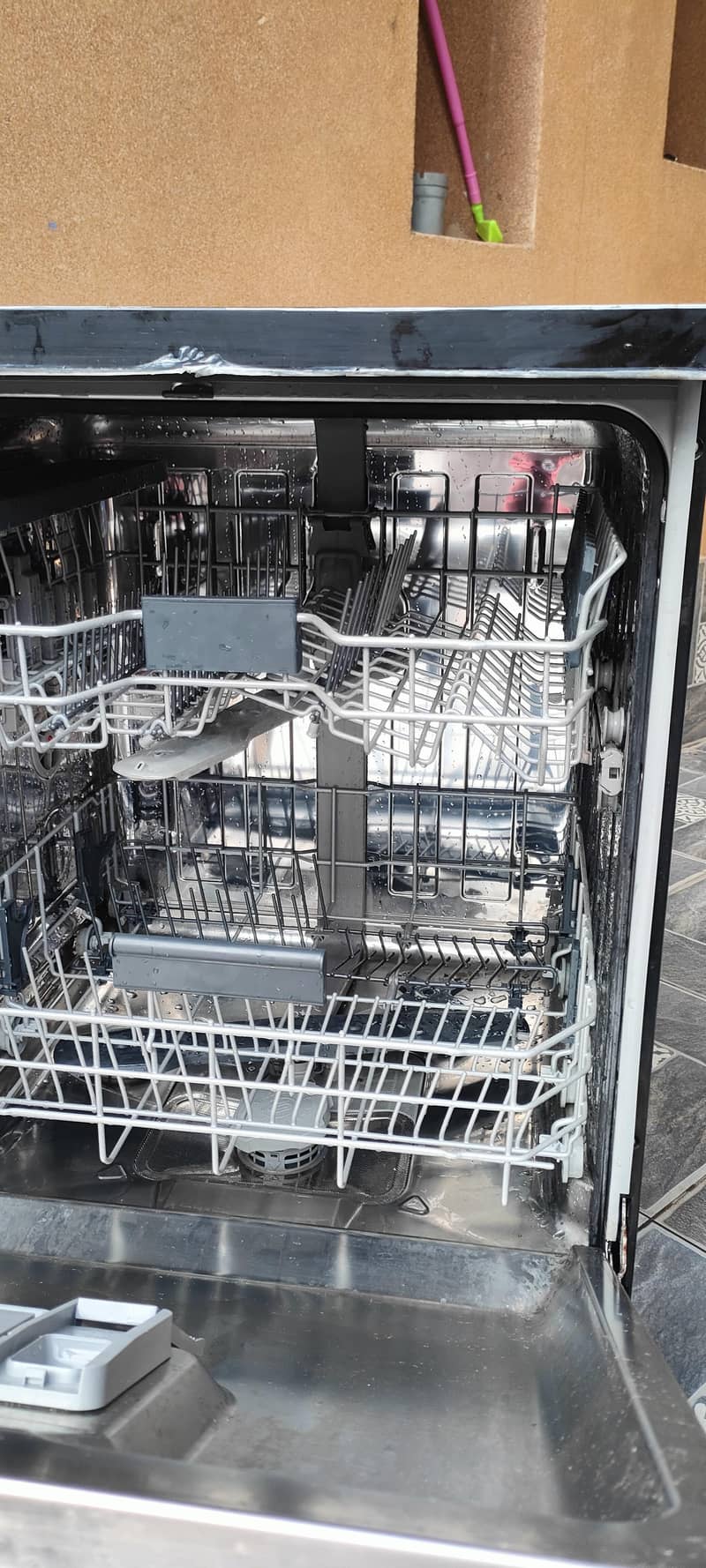 dishwasher machain

                                                            alt=