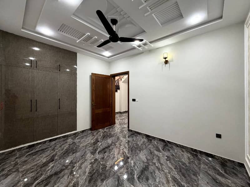 Brand new house available for rent in manik block

                                                            alt=