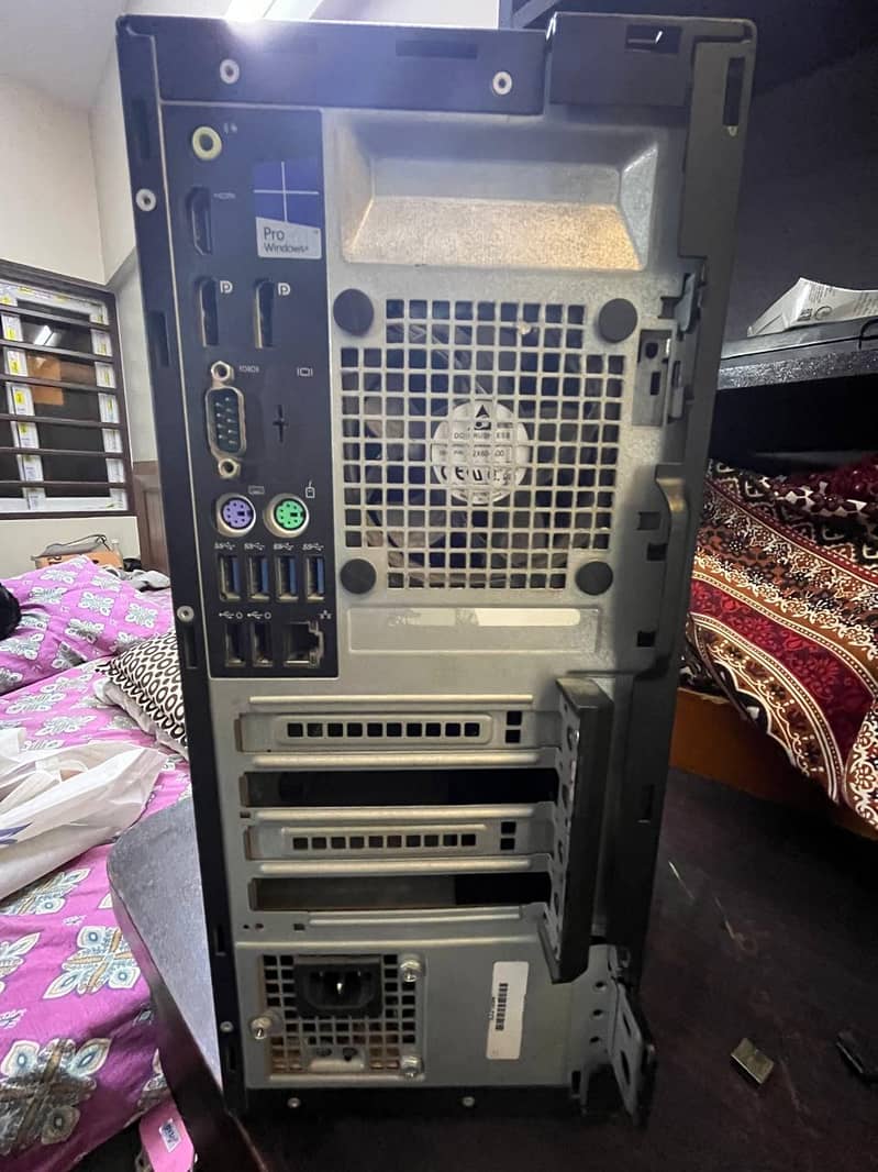 Optix 7040   i5 6th generation.   8gb Ram.   1tb had.   128gb sidd.

                                                            alt=