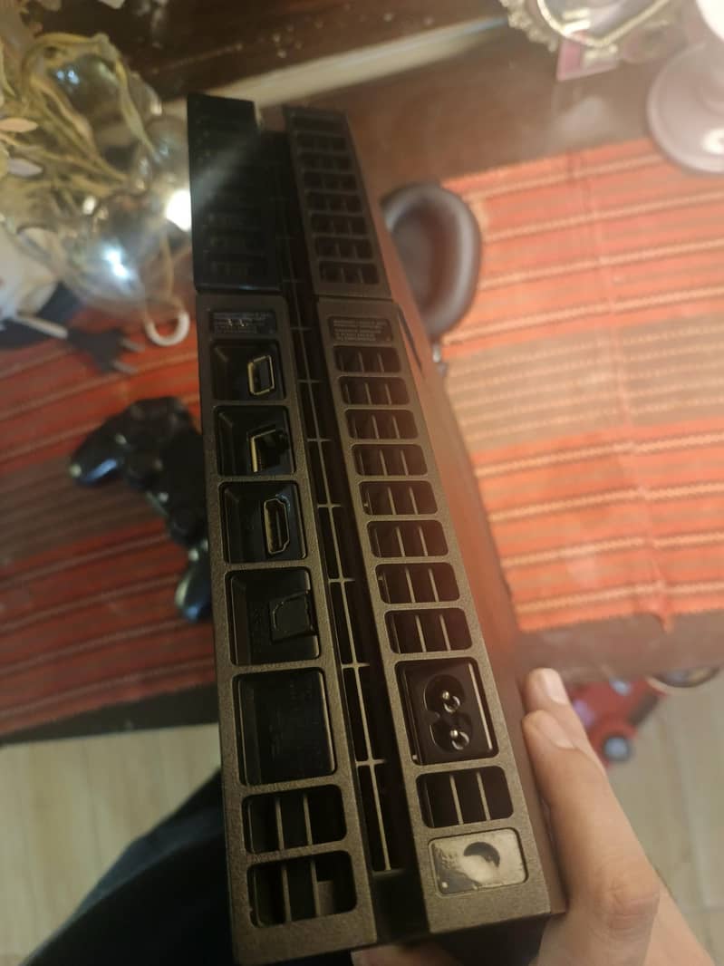 PS4, Condition just like new, scratchless body.

                                                            alt=