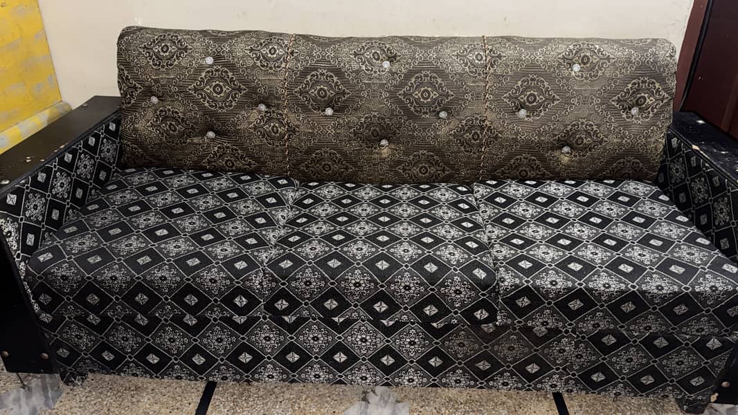 Three seater sofa Set

                                                            alt=