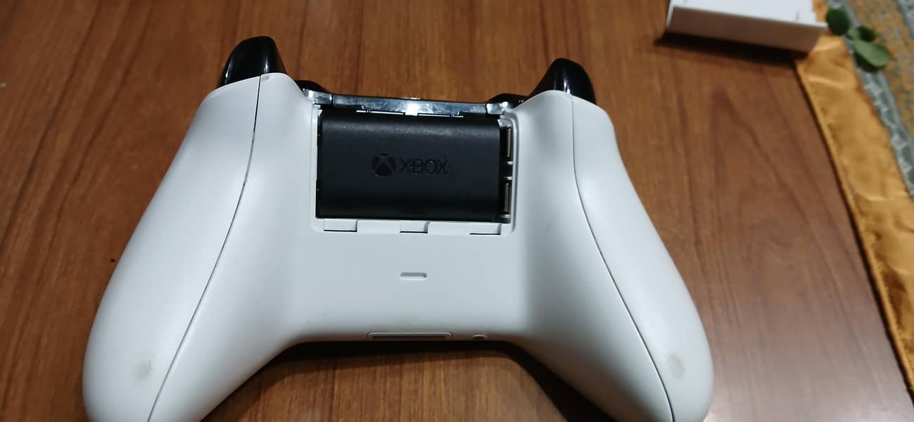 Xbox One S Controller

                                                            alt=