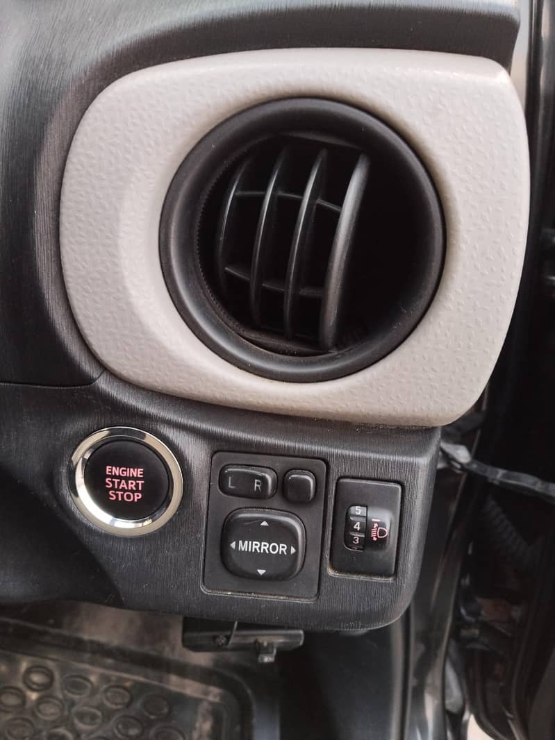 Vitz 2011\ 2015 totally genuine paint non accident guaranteed 100%

                                                            alt=