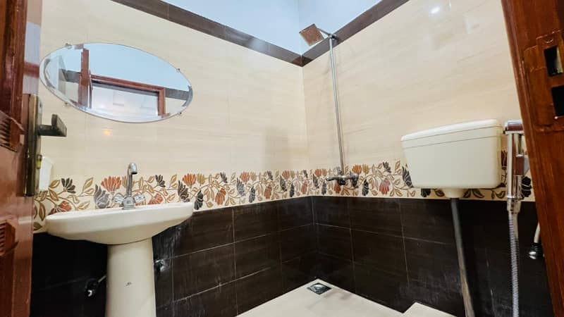 Facing Park 10 Marla Slightly Used Double Storey House for Sale in G Block Central Park Lahore

                                                            alt=