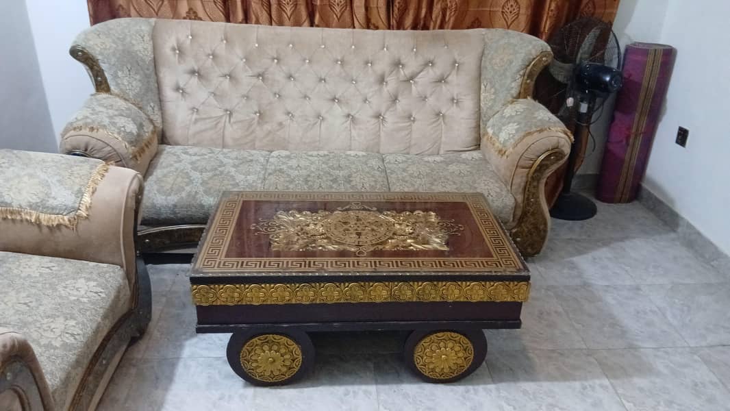 sofa set available jusT like new

                                                            alt=