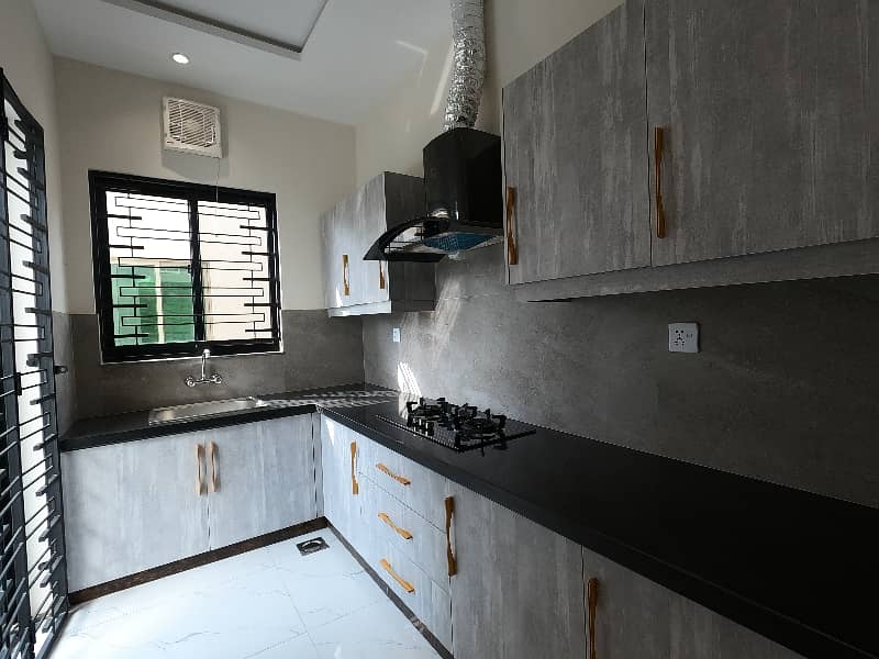 Prime Location 10 Marla House Situated In Central Park - Block A For sale

                                                            alt=