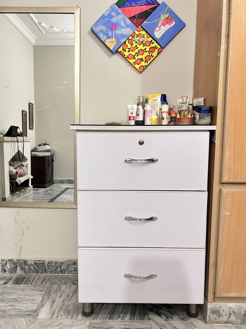 White Drawer set with mirror 10/10 material and condition

                                                            alt=