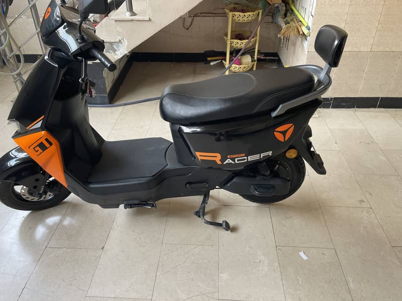 Yadea electric scooty -/ stylish black & orange/ 0*3*0*1*7*6*4*3*3*6*0

                                                            alt=