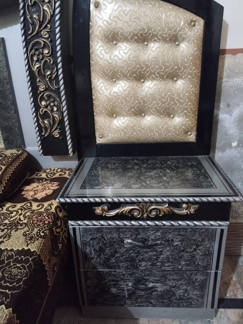 king bed with medical matres

                                                            alt=