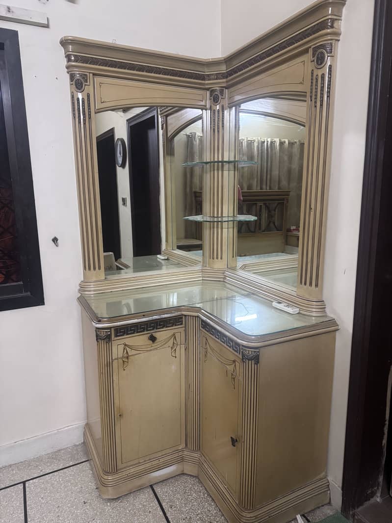 Home used Furniture

                                                            alt=