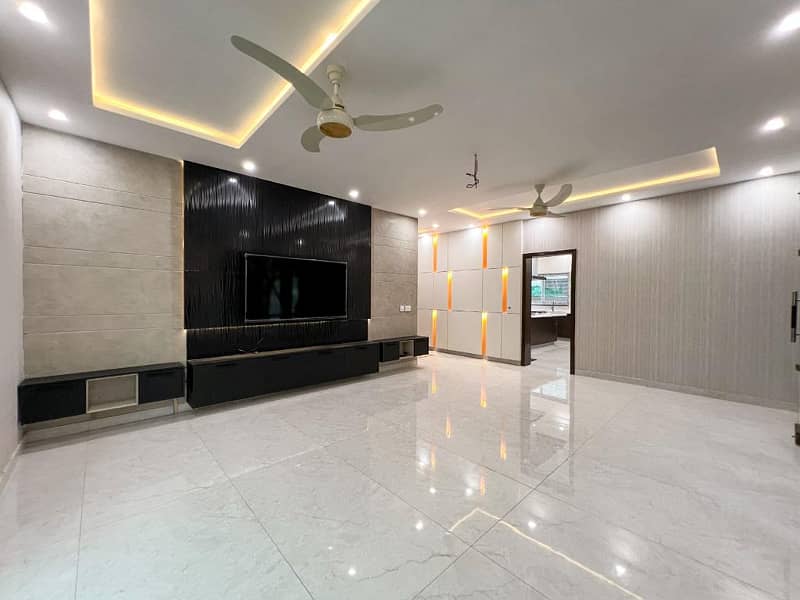 01 Kanal Fully Maintained Sightly Used Super Hot Located Bungalow Is Available For Sale In DHA Phase 5 , Near to Park

                                                            alt=