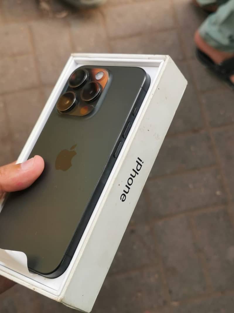 Iphone 15 pro 256jv with box

                                                            alt=