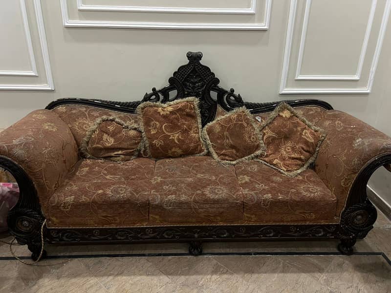 Chanyoti sofa set is for sale

                                                            alt=