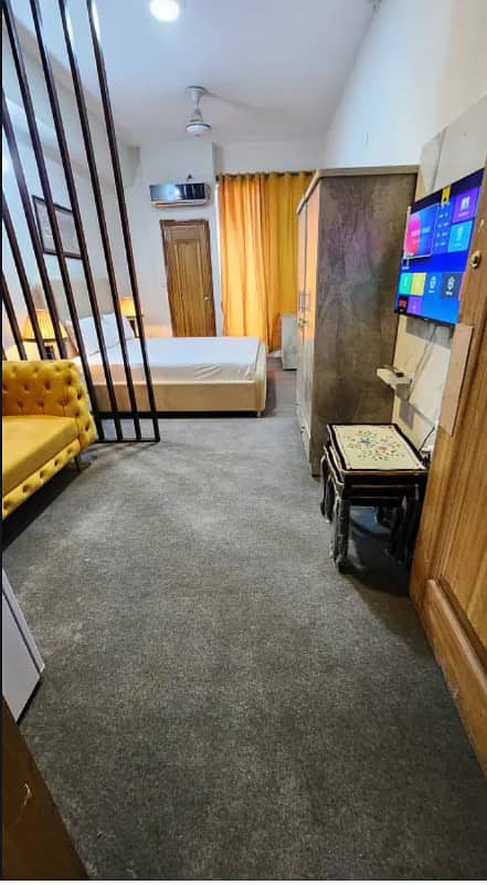 Studio luxury furnished apartment available for rent

                                                            alt=