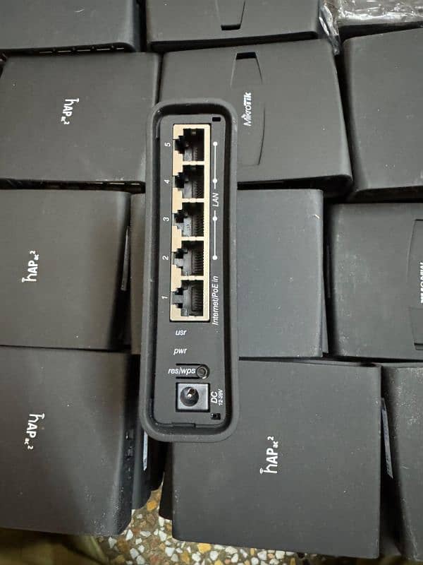 Mikrotik hAP ac2 RB buuilt in wiFi Ac All Gigabit Ports

                                                            alt=