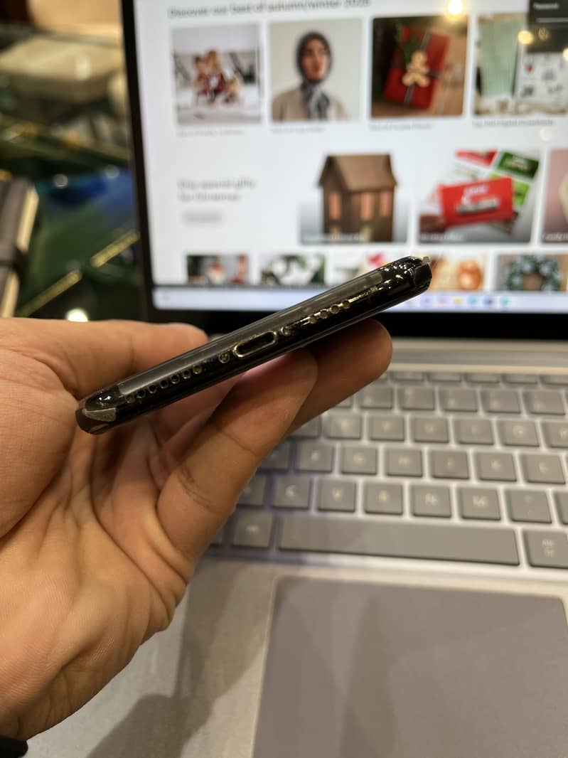 Iphone xs max 256gb PTA approved

                                                            alt=