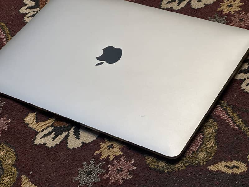 Apple MacBook Air 2018

                                                            alt=