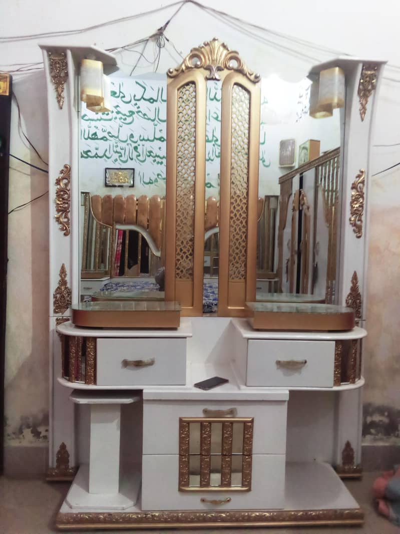 urgent sale without metres king's size bed 4 pice worb 4 divider singh

                                                            alt=