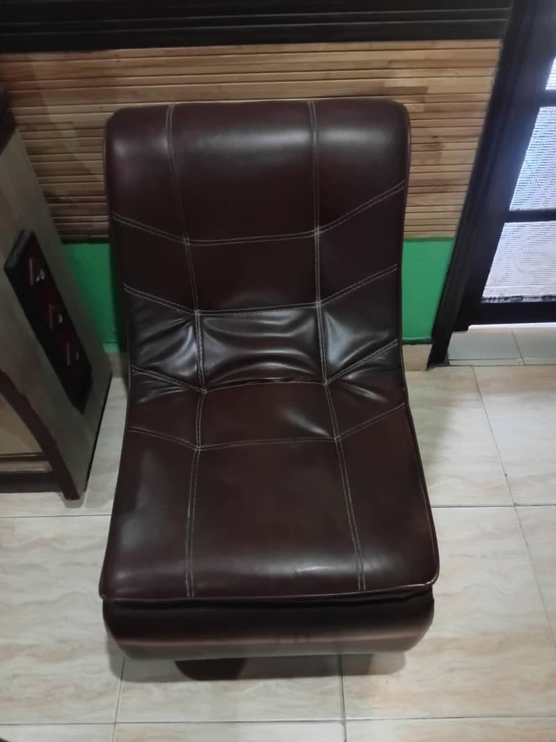 1 seater sofa

                                                            alt=