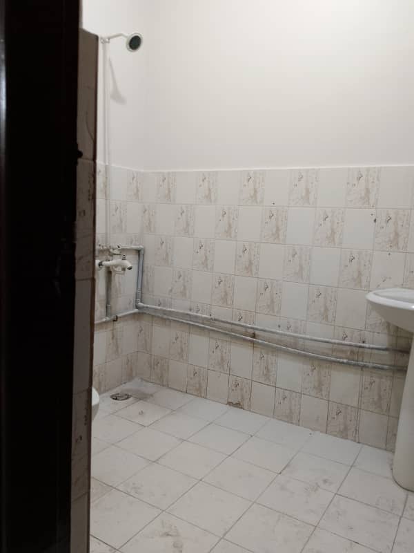 3 bed drawing lounge 1st floor portion with roof for rent

                                                            alt=