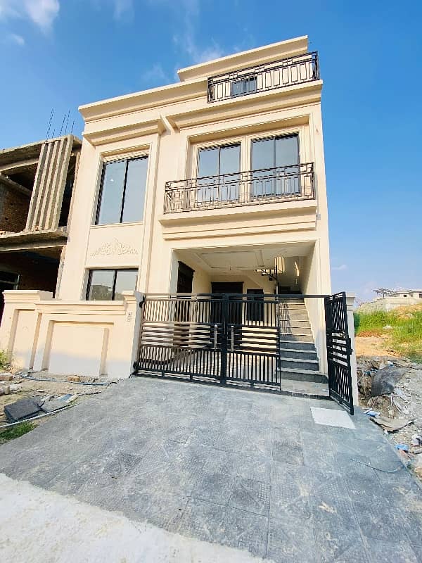 mpchs b17 Islamabad 5 mrla double story double unit Brand New house for sale

                                                            alt=
