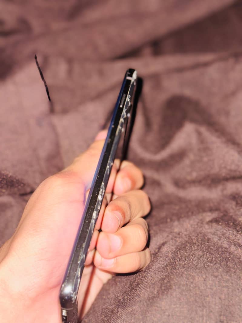 s10 minor glass break na hony k barabar or back

                                                            alt=