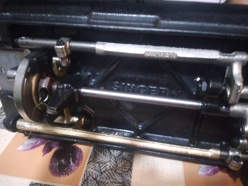 brand new singer machine with motor witout box

                                                            alt=