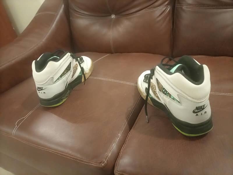 Nike Sneaker

                                                            alt=