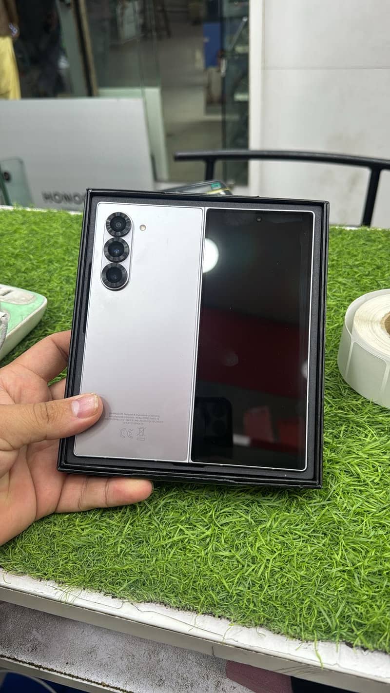 Samsung z fold 6

                                                            alt=