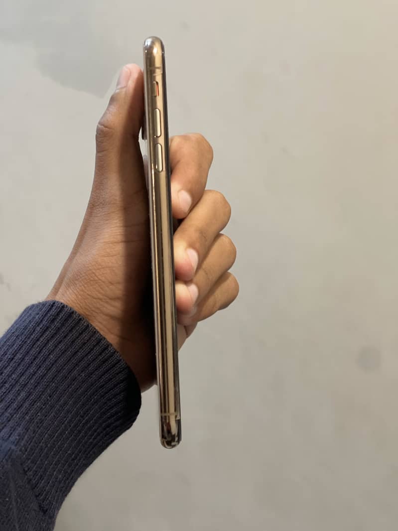 Apple iPhone XS Max 512GB | Gold | 10/10 Condition | With Box

                                                            alt=