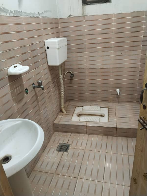 Ghouri town pH 4c1 2bed Falat For Rent Only bachelor water electrity Available

                                                            alt=