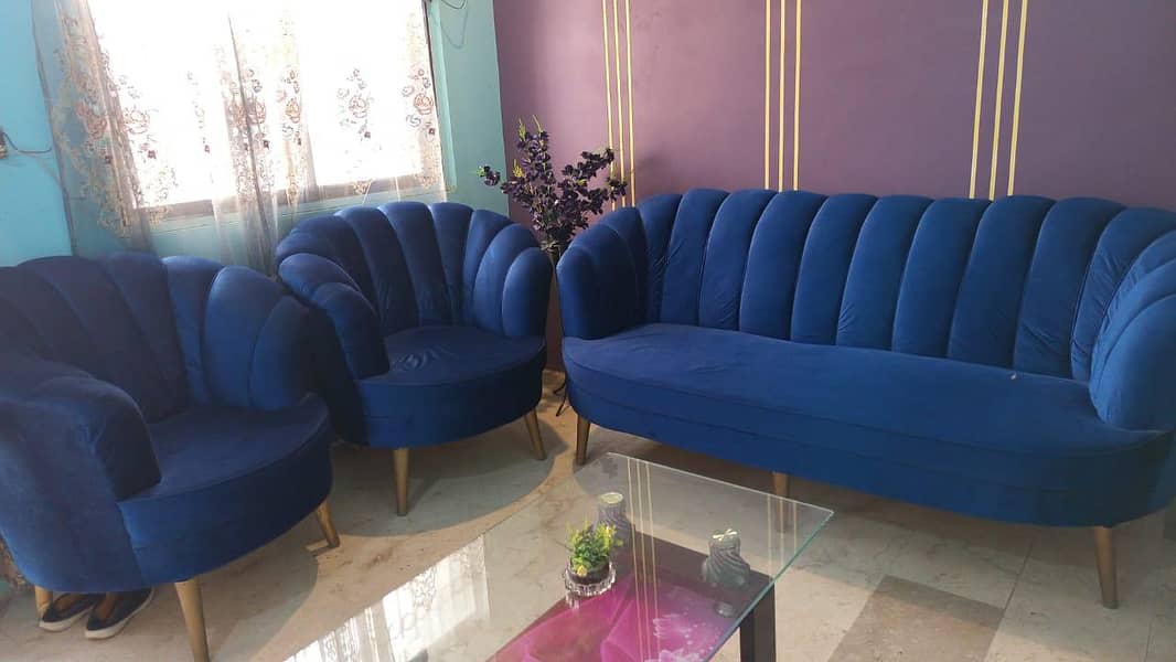 5 seater sofa set  just one year used in Good condition no default

                                                            alt=