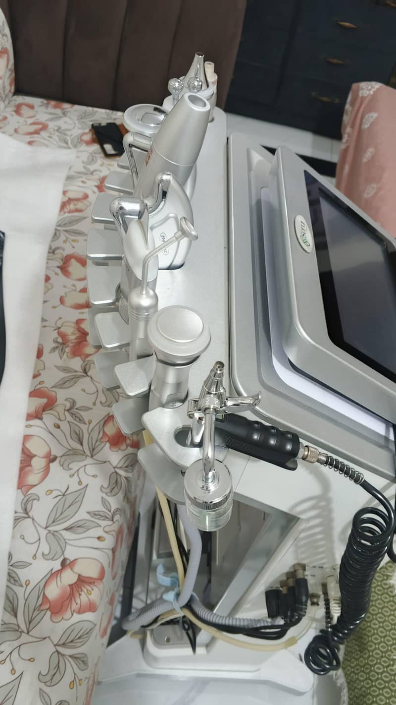 HYDRA FACIAL MACHINE 11 modes

                                                            alt=